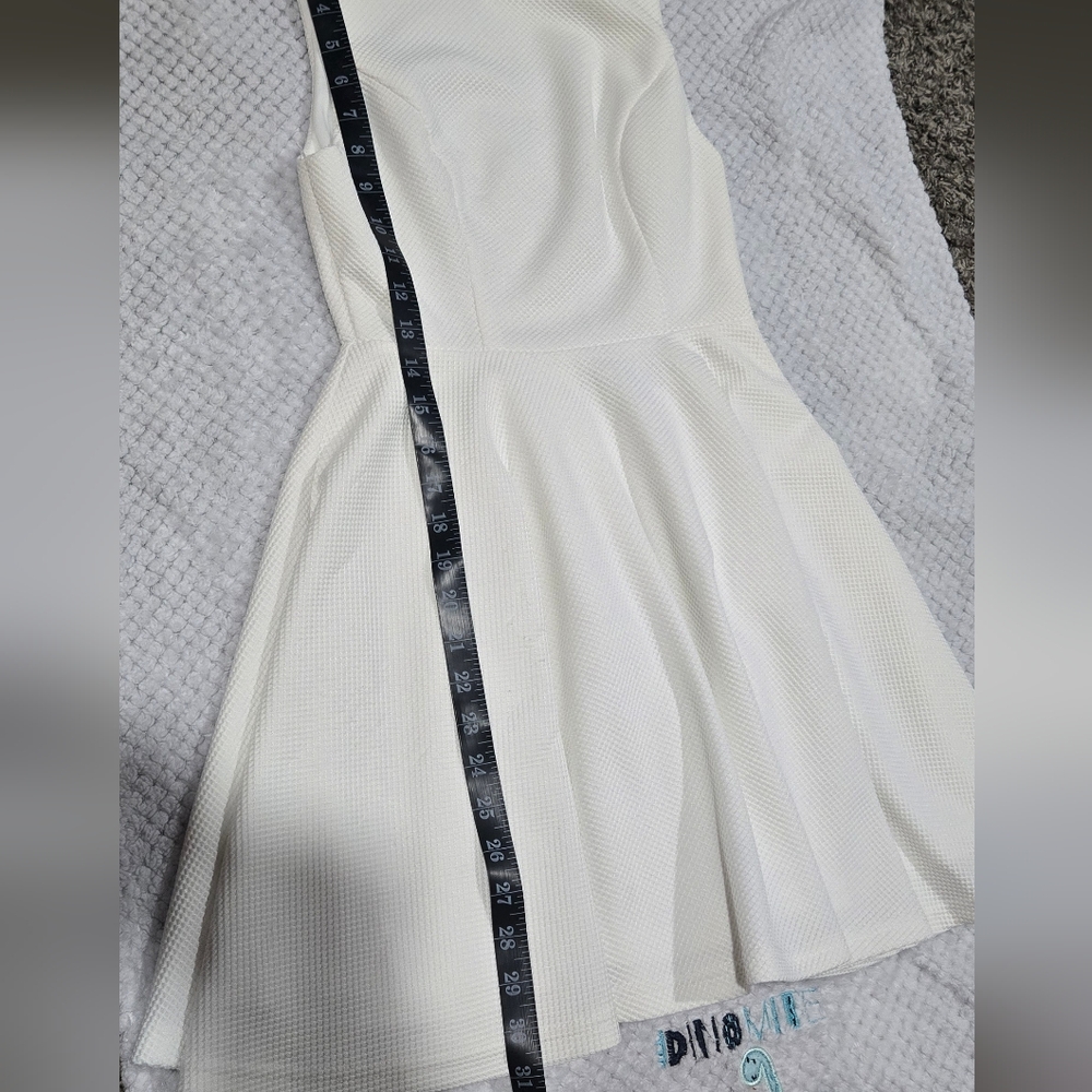 Elegant White Sleeveless Mini Dress - Picture 4 of 9